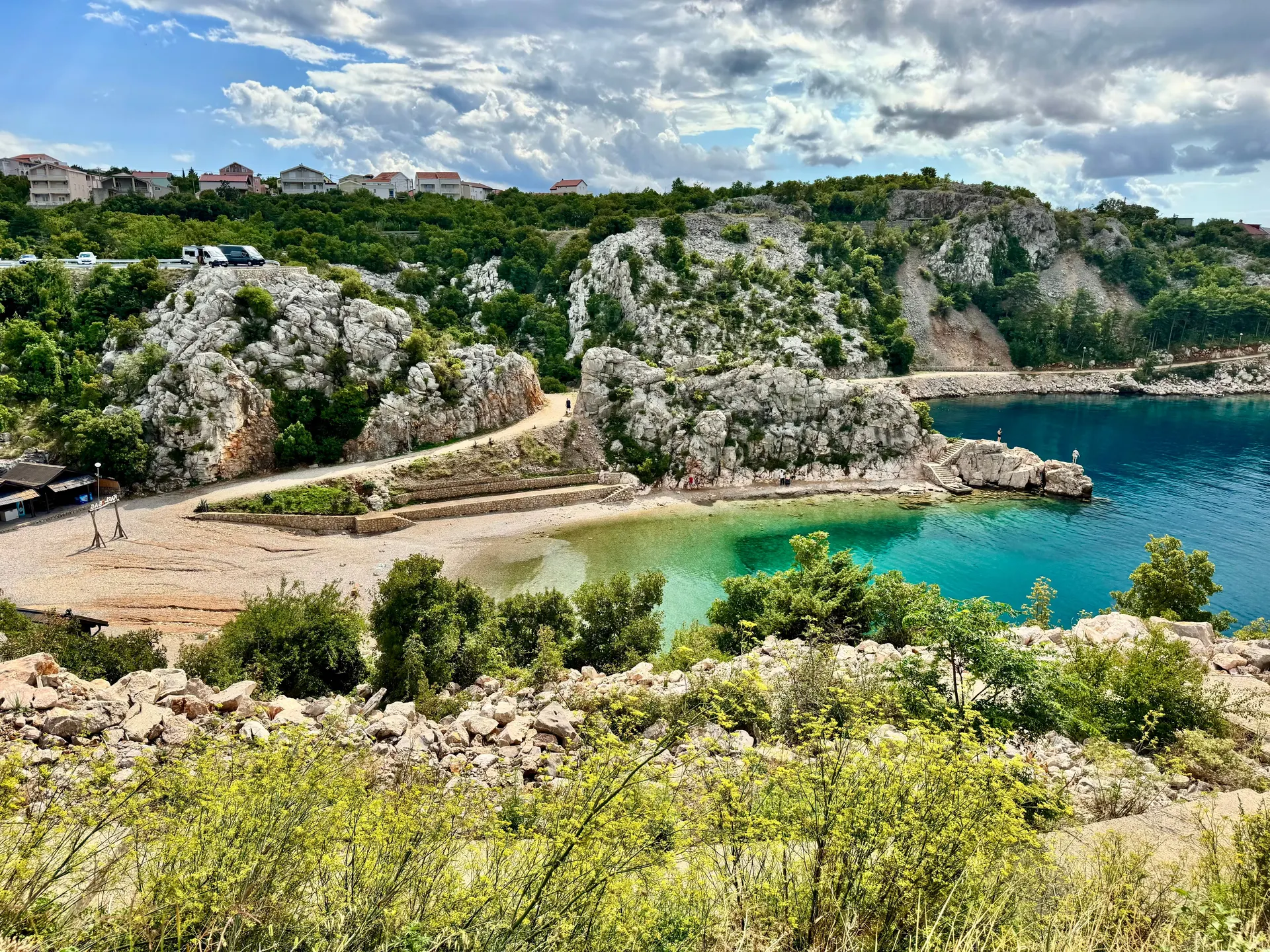 Karlobaška obala iz zraka, kamen i tirkizno more
