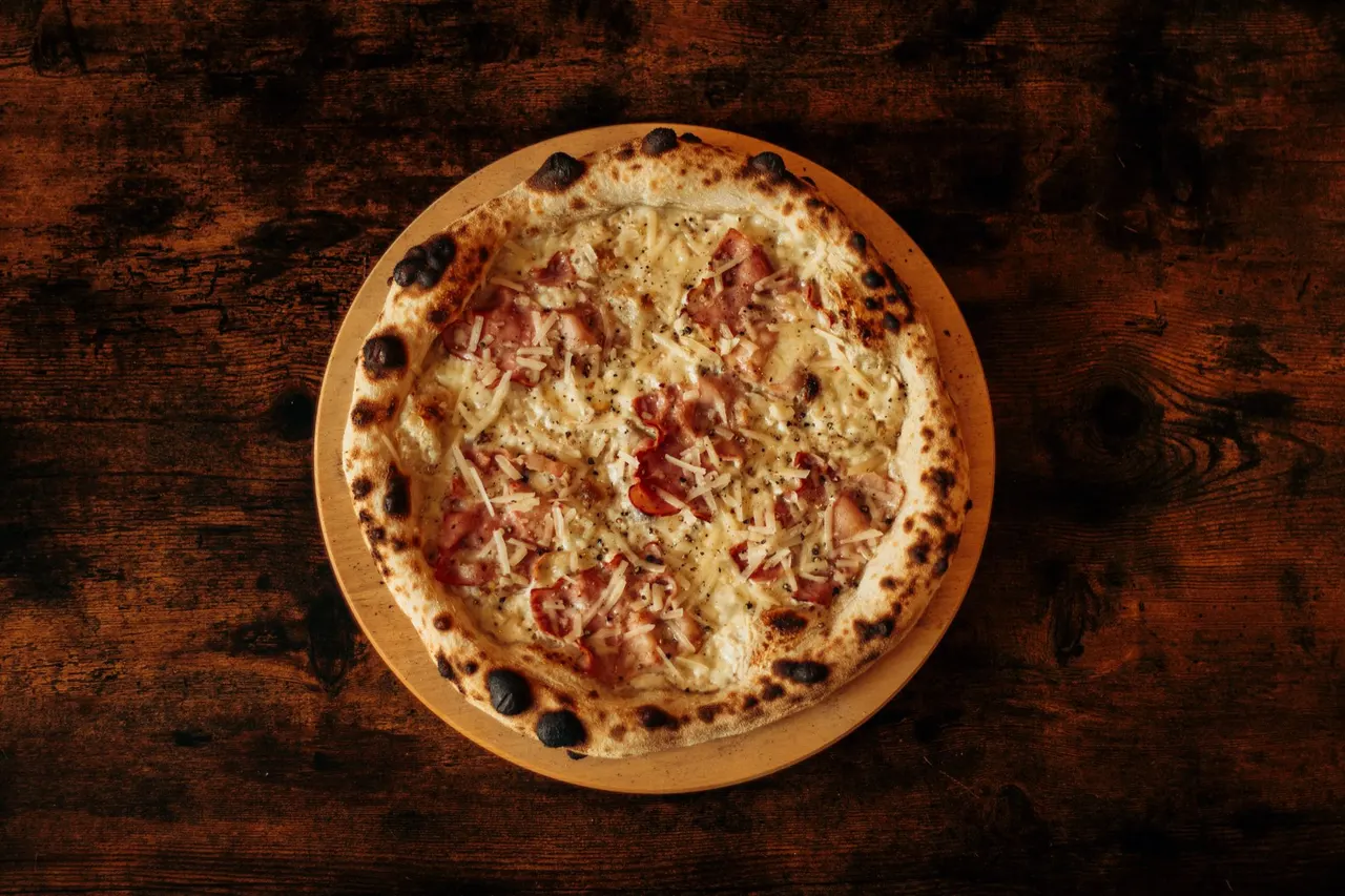 Pizza sa sirom i šunkom, izbliza